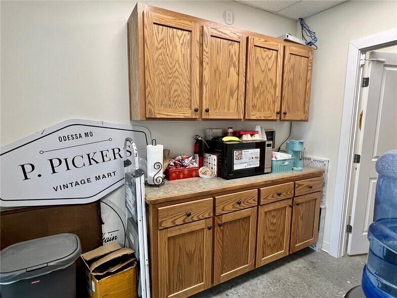 More Photos Of 110 W Mason St, Odessa Service For Sale