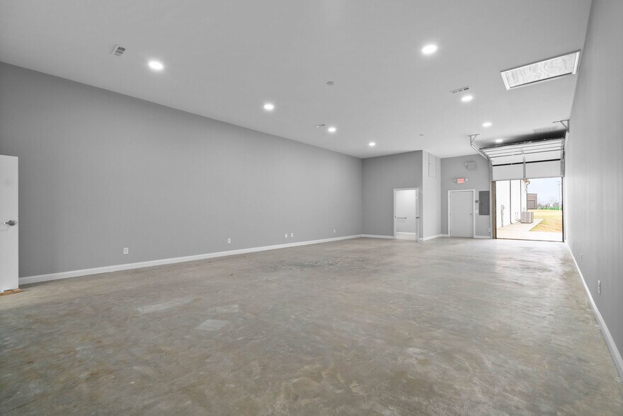 More Photos Of 1030 Smokestack Dr, Clarksville Flex For Sale