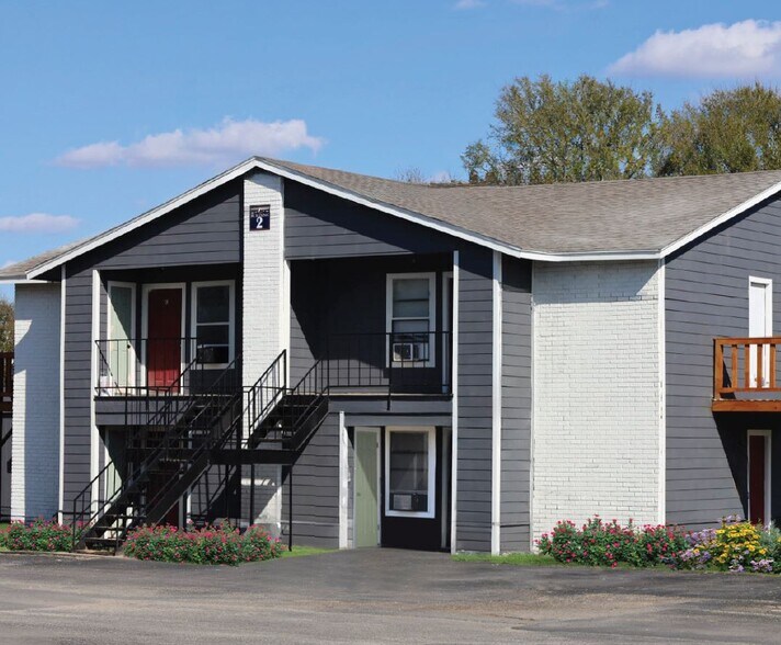 More Photos Of 1105 Westwood Ln, Giddings Apartments For Sale