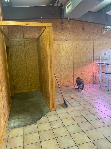 More Photos Of 16508 Hwy 65 S, Damascus Service Station For Sale