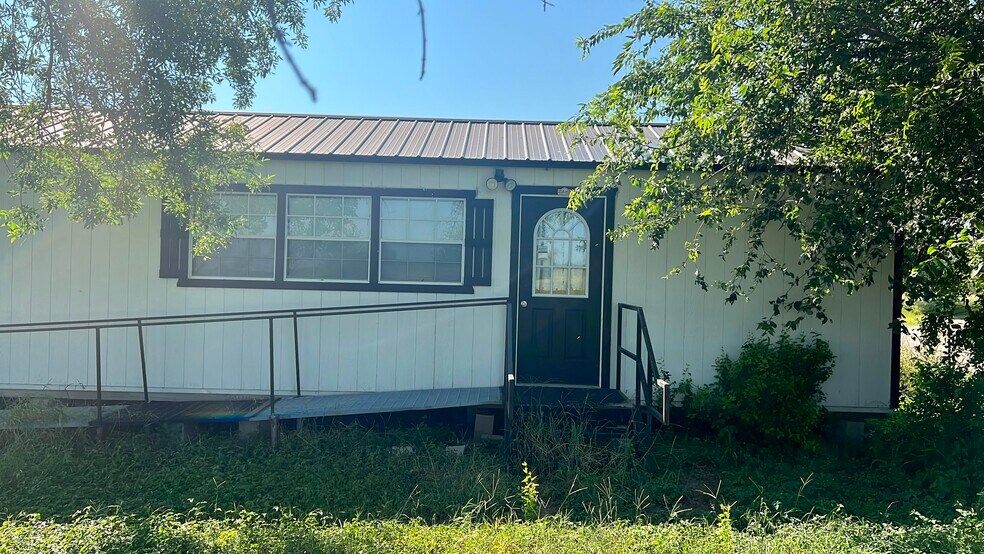 More Photos Of 16170 Somerset Rd, Von Ormy Flex For Sale