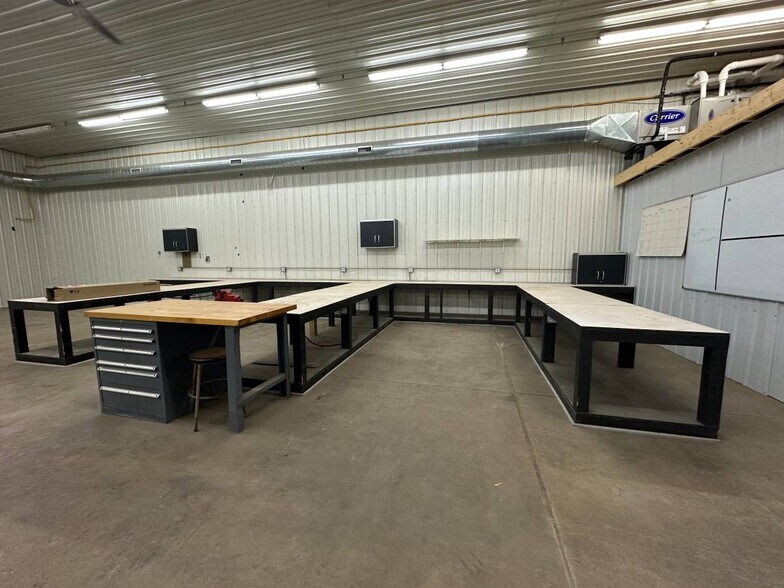 More Photos Of 111 Walnut Ln, Colona Warehouse For Lease