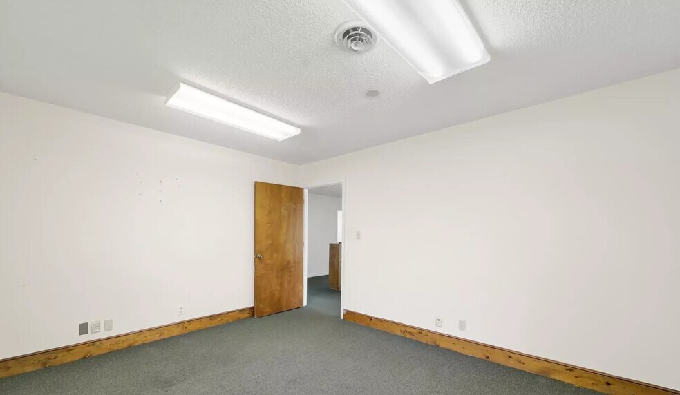 More Photos Of 209 W Barr St, Lancaster Office For Sale