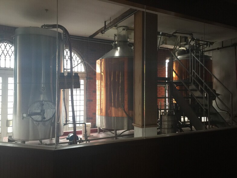 More Photos Of 44-46 Commerce St, Newark Bar For Lease