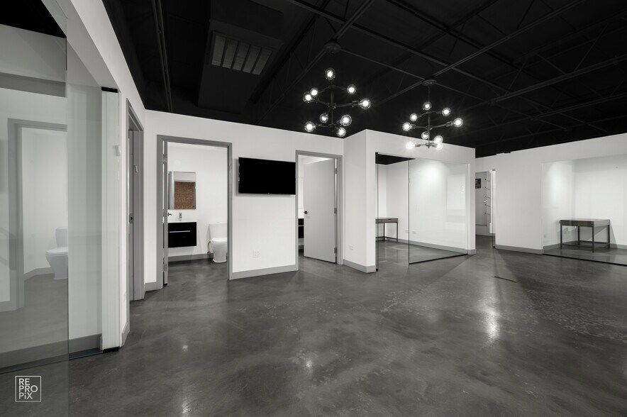 More Photos Of 1322 W Walton St, Chicago Light Distribution For Lease