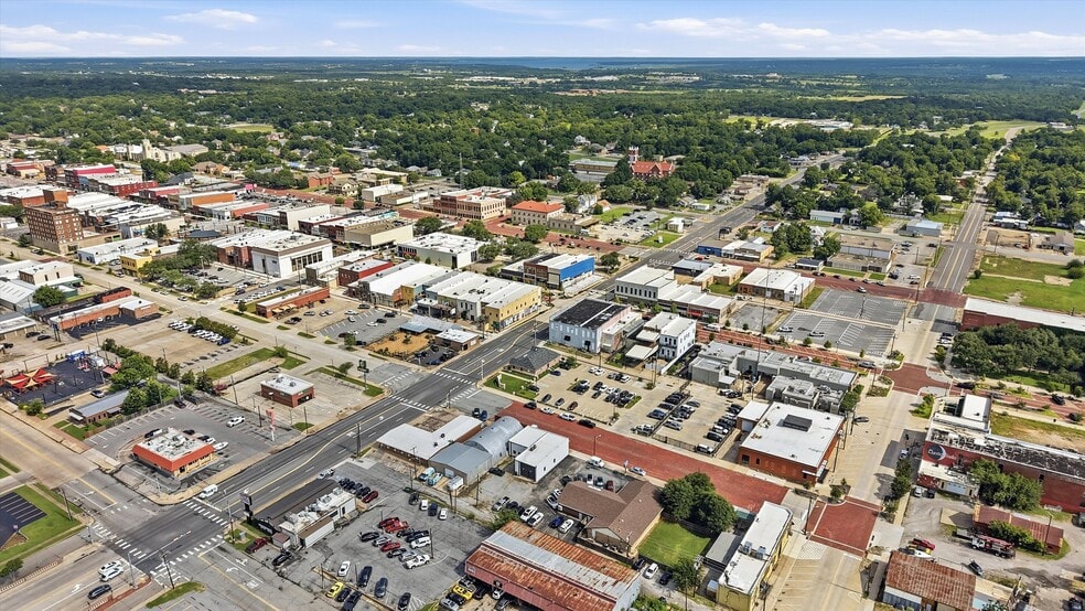More Photos Of 118 W Chestnut St, Denison Office For Sale