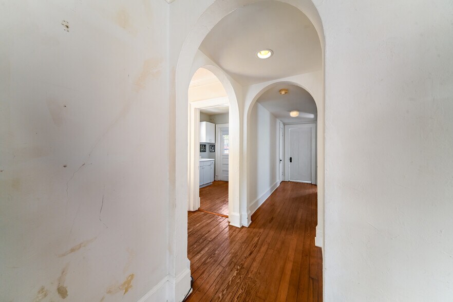 More Photos Of 411 Burns Ct, Sarasota Office For Sale