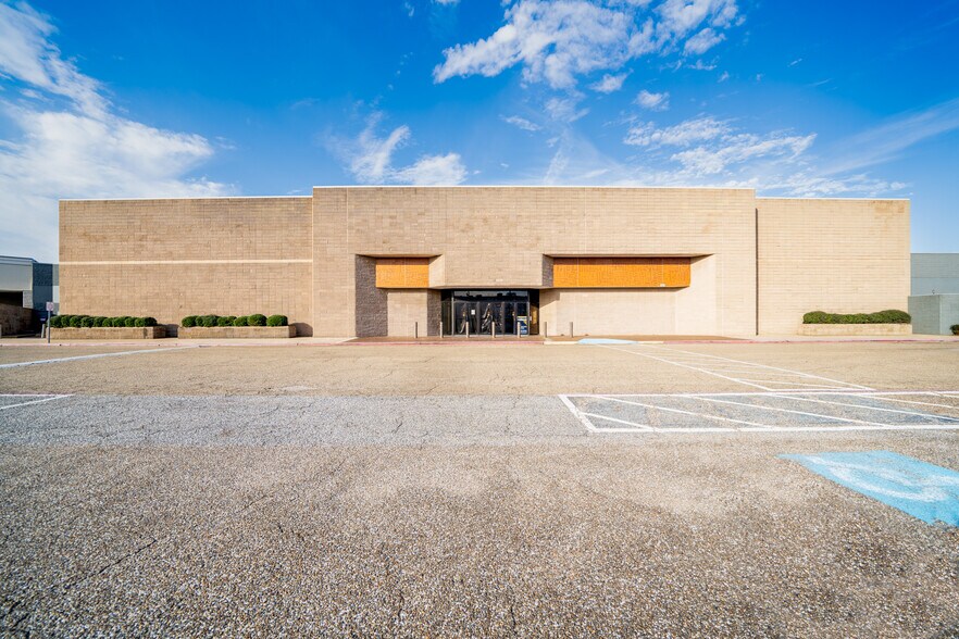 More Photos Of 3540 McCann Rd, Longview Storefront For Sale