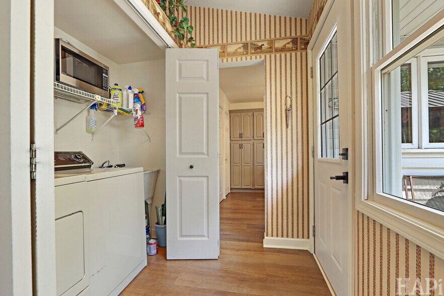 More Photos Of 4403 S Roberts Rd, Island Lake Veterinarian Kennel For Sale