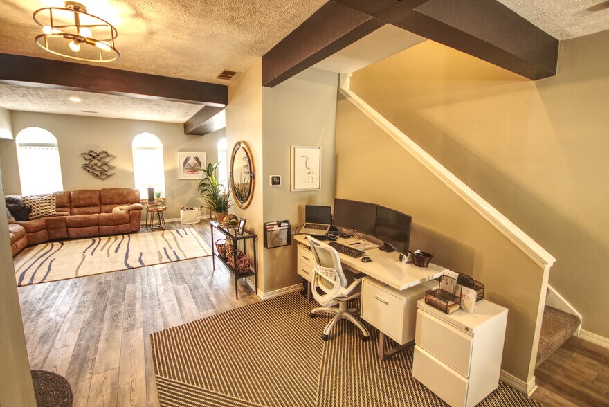 More Photos Of 114 E 5th St, Wahoo Bar For Sale