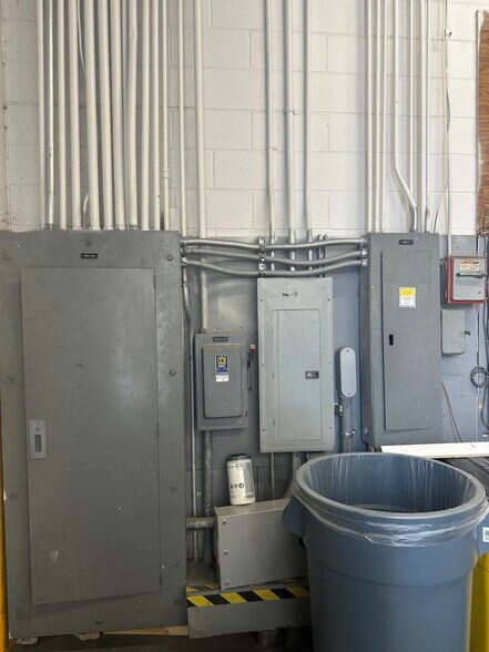 More Photos Of 4913 W Laurel St, Tampa Light Distribution For Sale