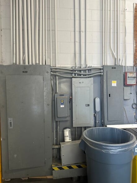 More Photos Of 4913 W Laurel St, Tampa Light Distribution For Lease