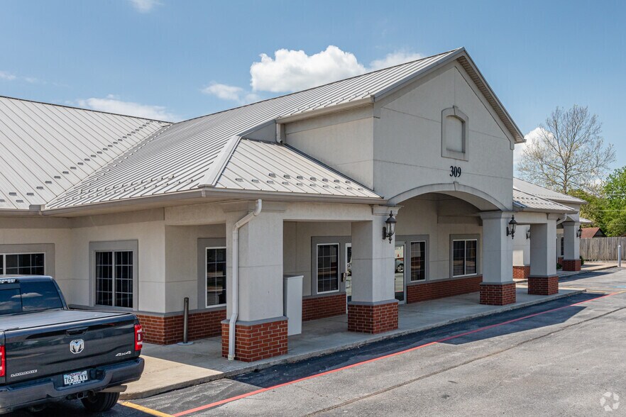More Photos Of 309 SW 18th St, Bentonville Office For Lease