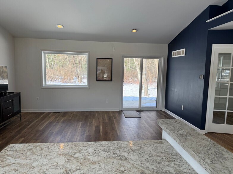 More Photos Of 8864 Whitmore Lake Rd, Brighton Office Residential For Lease