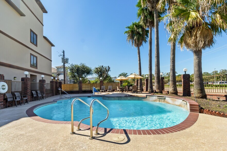 More Photos Of 296 Abner Jackson Pky, Lake Jackson Hotel For Sale