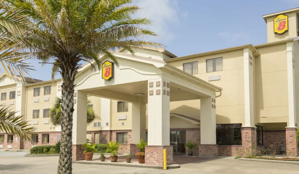 More Photos Of 3001 Daulat Dr, Lafayette Hotel For Sale