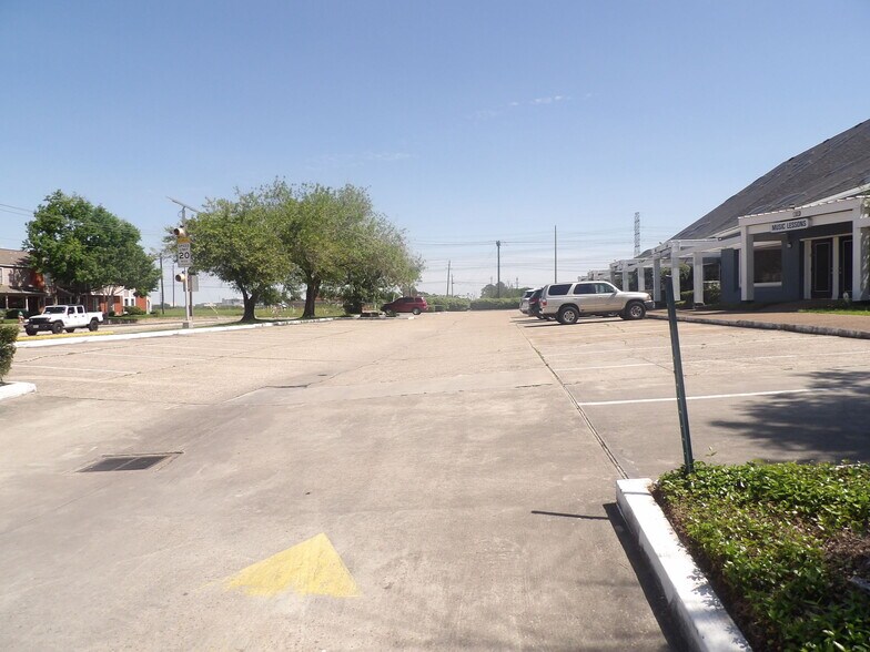 More Photos Of 17300 Saturn Ln, Houston Medical For Lease