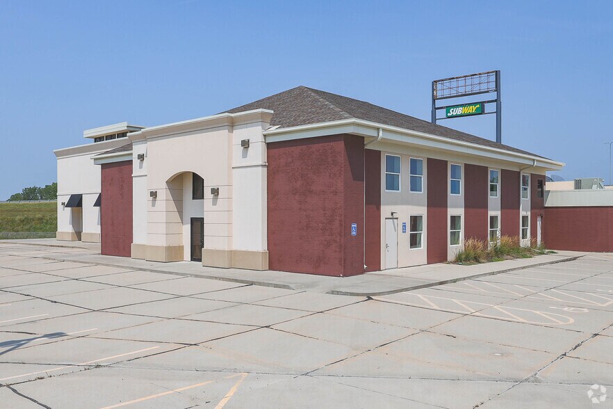 More Photos Of 2301 NW 12th St, Lincoln Showroom For Lease