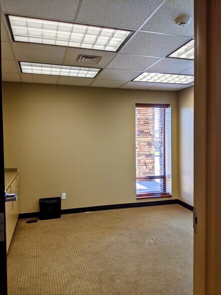 More Photos Of 1919 Fitz Ln, Nixa Drugstore For Lease