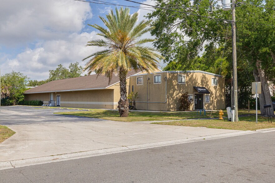 Primary Photo Of 110 Pine Ave, Oldsmar General Retail For Sale