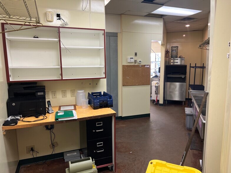 More Photos Of 1621 S 1st Ave, Iowa City Fast Food For Lease