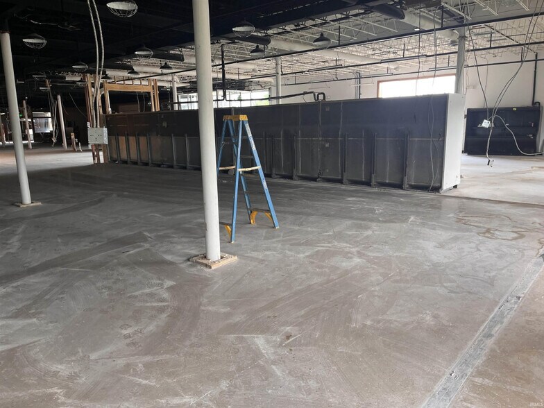 More Photos Of 2611 Third St E, Bloomington General Retail For Lease