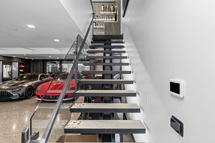 More Photos Of 135 W Speed Way, Pontiac Showroom For Sale