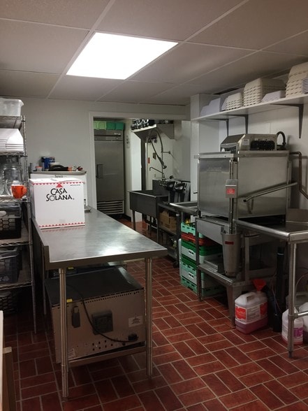 More Photos Of 139 Riverside Dr, Thompson Freestanding For Sale