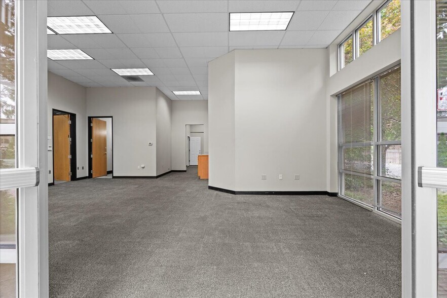 More Photos Of 6455 Lakeview Blvd, Lake Oswego Flex For Lease