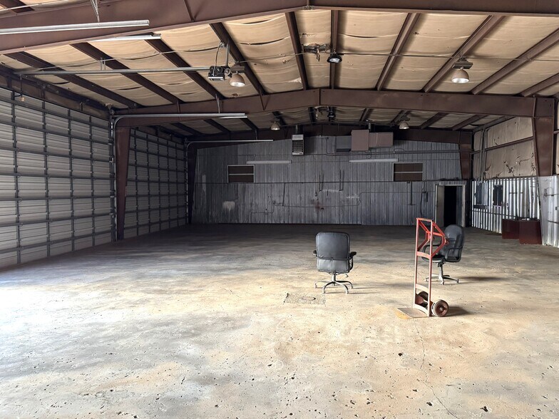 More Photos Of 110 W Twelfth St, Ringwood Warehouse For Sale