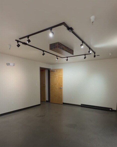 Primary Photo Of 21 Bisbee Ct, Santa Fe Warehouse For Lease