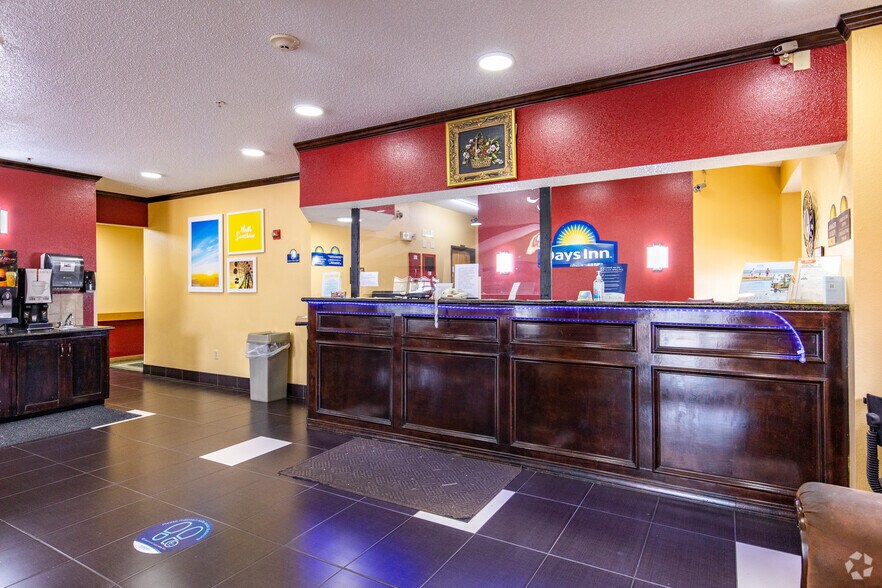 More Photos Of 1420 N Lorraine St, Hutchinson Hotel For Sale