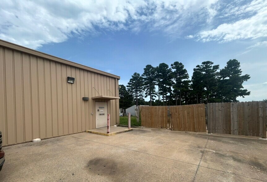 More Photos Of 1105 E Tulsa Ave, Kansas Freestanding For Lease