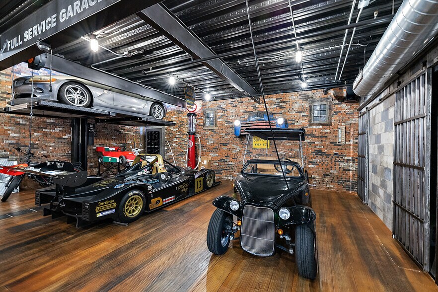 More Photos Of 148 Pit Ln, Pontiac Parking Garage For Sale
