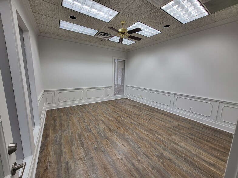 More Photos Of 4754 Shavano Oak, San Antonio Light Distribution For Lease