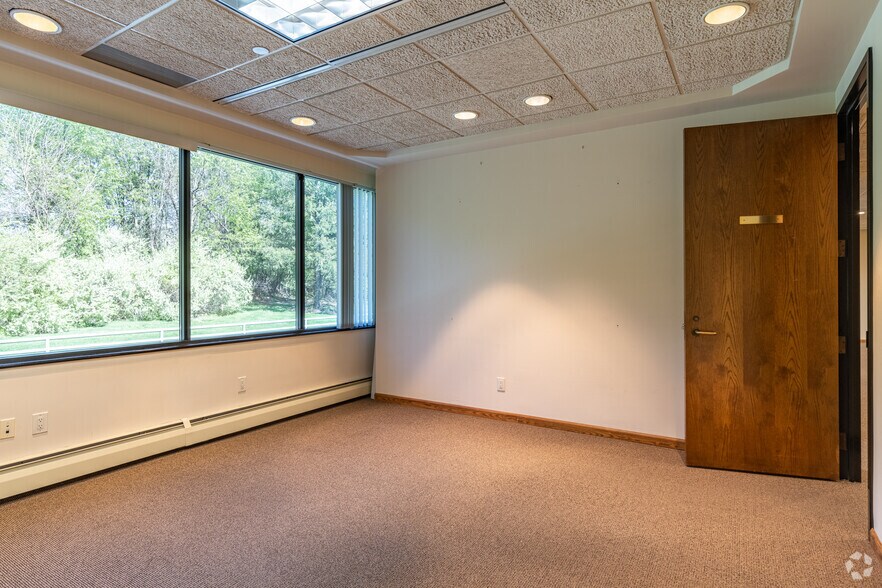 More Photos Of 500 Craig Rd, Manalapan Township Office For Lease