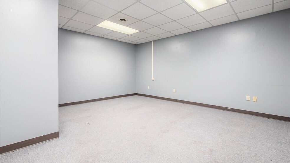 More Photos Of 927 Wheeling Ave, Cambridge Medical For Lease