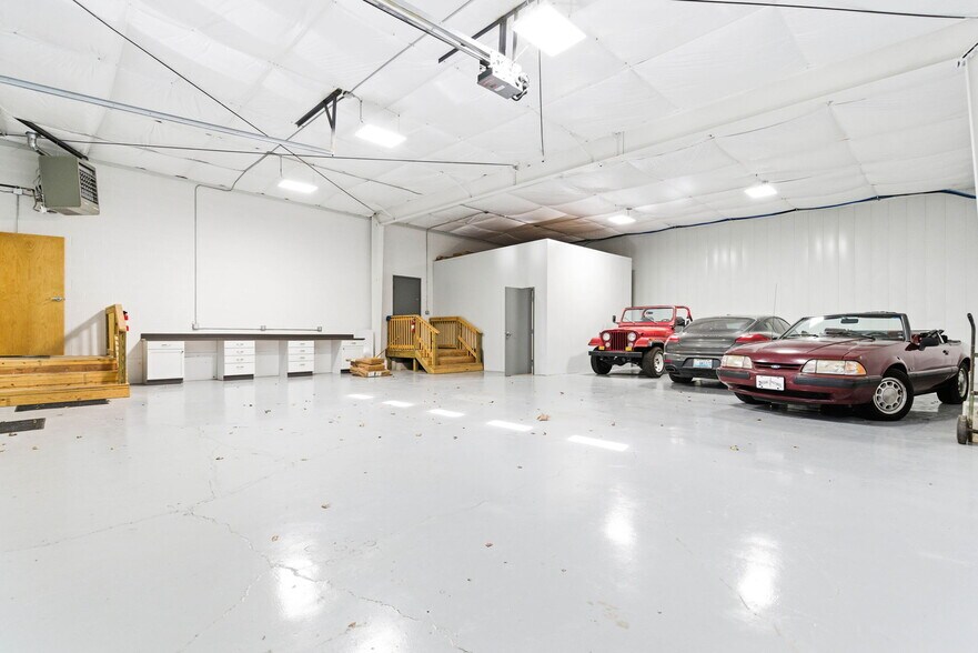 More Photos Of 13720 Aiken Rd, Louisville Warehouse For Lease