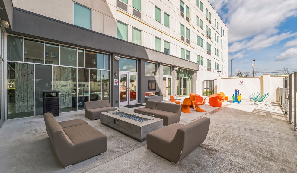 More Photos Of 900 S 11th St, Waco Hotel For Sale