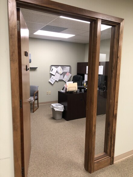 More Photos Of 1860 Charter Ln, Lancaster Office For Lease