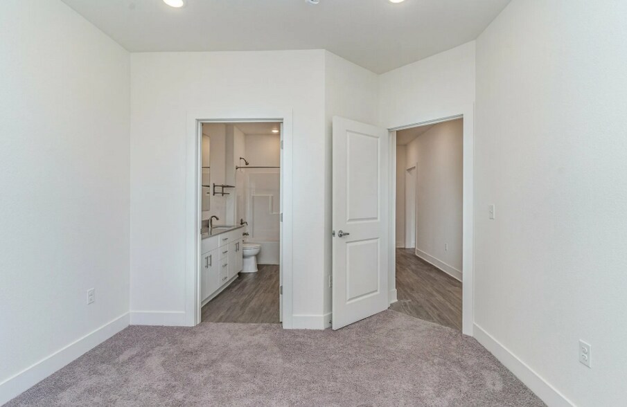 More Photos Of 501 S Capitol Ave, Lansing Office For Sale