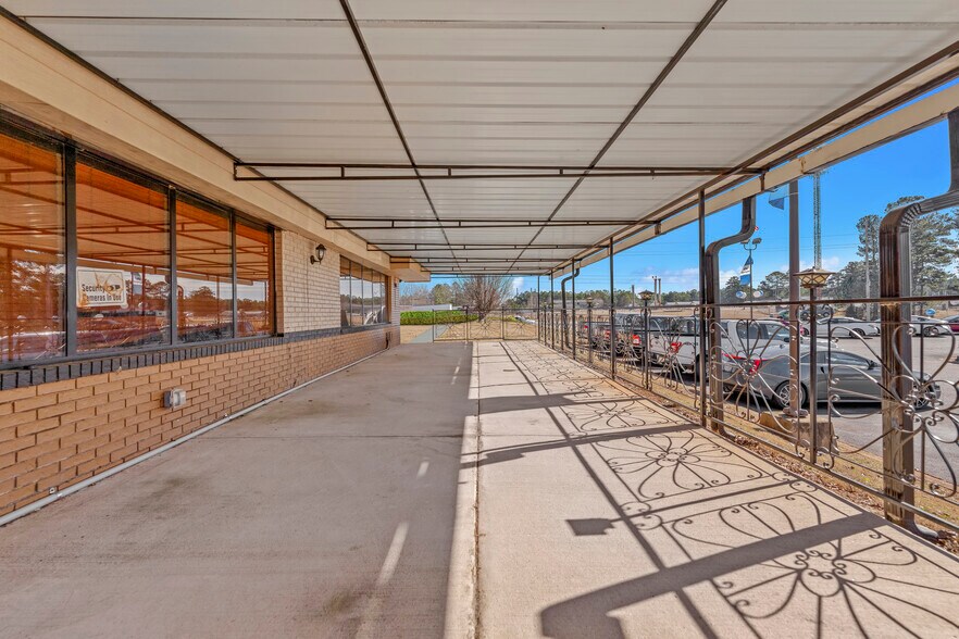 More Photos Of 7643 Highway 85, Riverdale Restaurant For Lease