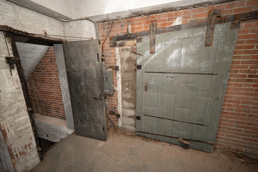 More Photos Of 100 Main St, Dubuque Flex For Sale