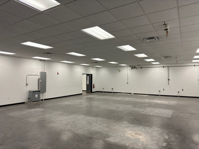 More Photos Of 4055 English Oak Dr, Lansing Light Manufacturing For Lease