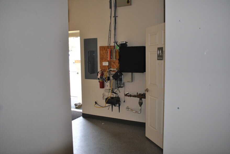 More Photos Of 2095-2103 S Highland Ave, Jackson Storefront Retail Office For Lease