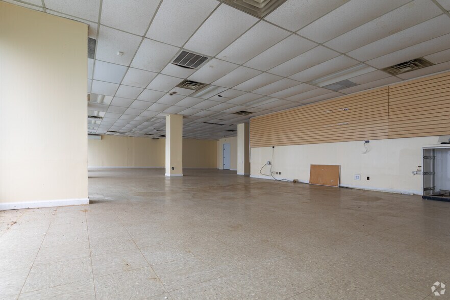 More Photos Of 1267 Forest Ave, Staten Island Unknown For Lease