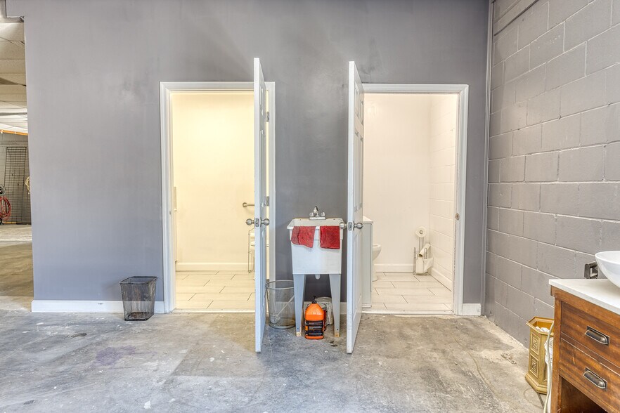 More Photos Of 5953 Roosevelt Blvd, Jacksonville Storefront Retail Office For Lease