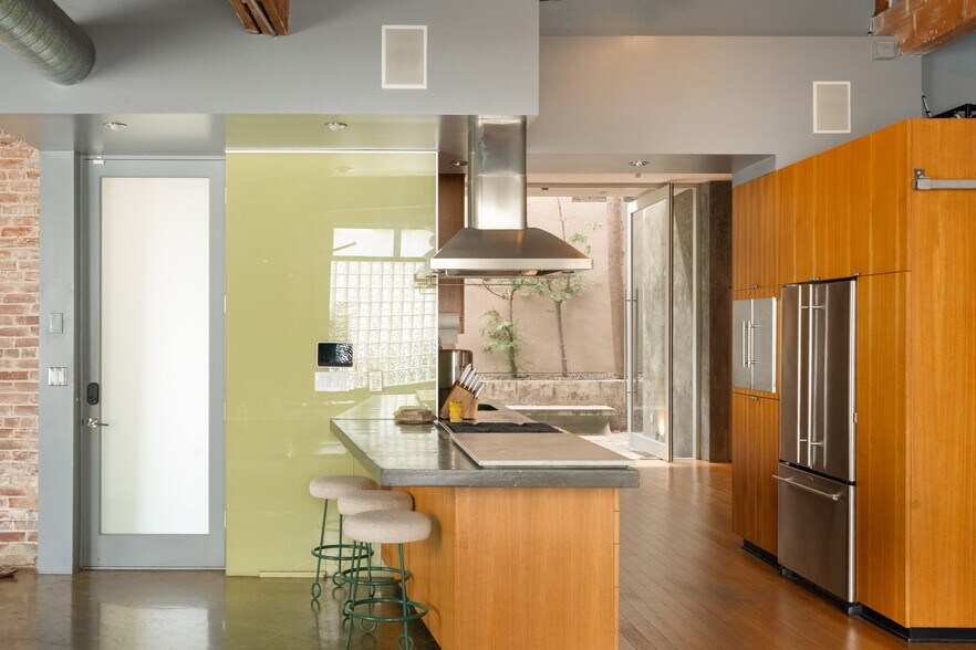 More Photos Of 120 Mildred Ave, Venice Loft Creative Space For Sale