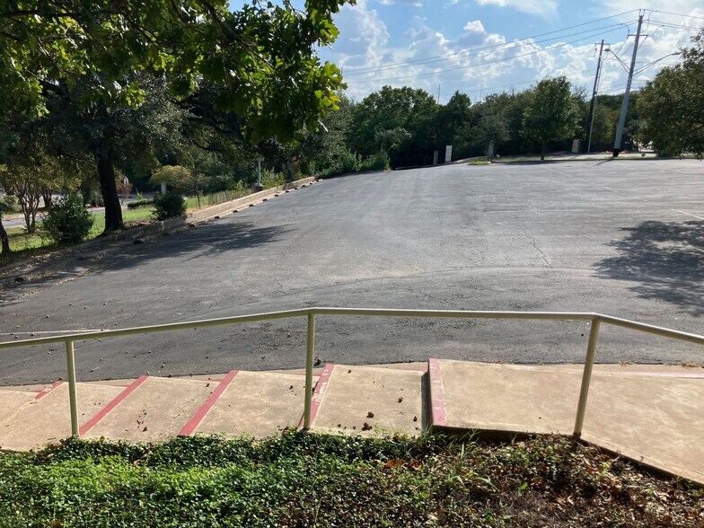 More Photos Of 220 Foremost Dr, Austin Schools For Lease