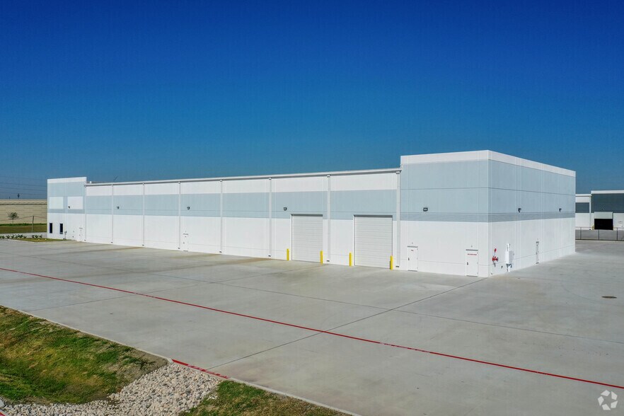 More Photos Of 8223 Parkside Ave, Baytown Warehouse For Lease